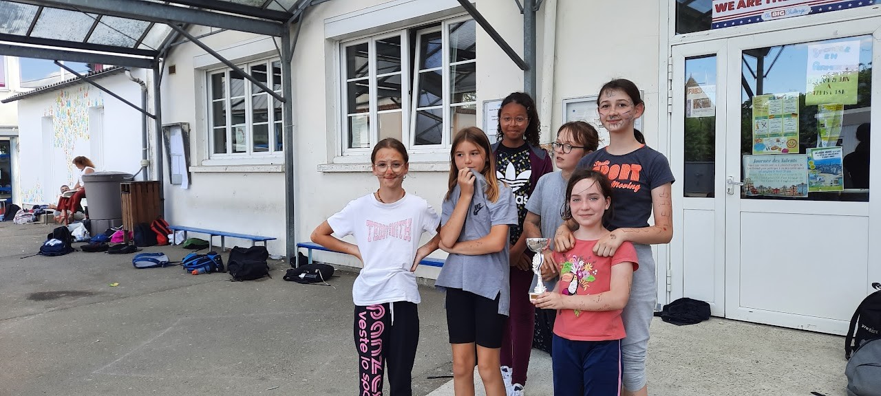 Juin 2022: Dernier jour tournoi de volley l'equipe de 6emes filles gagnante